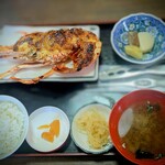 お食事処 まなつ - お膳は、野菜の煮付けにパパイヤシリシリ。お味噌にチョロッとお漬物。ご飯は半分でお願いしました。