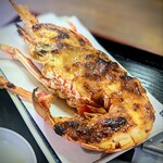 お食事処 まなつ - わぁ〜、伊勢海老、大きい (⁠≧⁠▽⁠≦⁠)♪少し甘い味噌ダレに卵黄を塗って焼いたようでツヤツヤです。