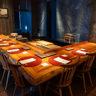 洗練されたモダン空間で、熟練の料理人の技と上質な料理と愉しむ