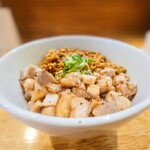 麦の寅GACHISOBADOJO - 肉飯・400円税込み