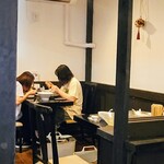 麦の寅GACHISOBADOJO - 
      内観
      テーブル席は仕切り有り