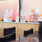 味楽 - テレビで取り上げられた時のポップも賑やかな店内。