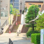 味楽 - 新宿御苑から向かった場合、"靖国通り"の"富久町西"交差点北東角にある、この階段を谷底(医大通り)まで下り、