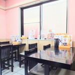 味楽 - 四人掛けテーブルが3卓と、2人掛けテーブルが3卓。