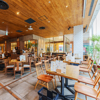 ガラス張りのOPNEな店内で開放的な気分も味わうことができます！半貸切もOK！