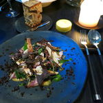 ラ・ボンヌターブル - 鯖の炙り、玉味噌と春菊のソース、焼きカブ、焼きマコモ茸、煎りマッシュルーム、からし葉、オゼイユ