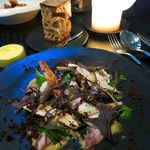 ラ・ボンヌターブル - 鯖の炙り、玉味噌と春菊のソース、焼きカブ、焼きマコモ茸、煎りマッシュルーム、からし葉、オゼイユ