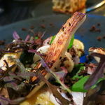 ラ・ボンヌターブル - 鯖の炙り、玉味噌と春菊のソース、焼きカブ、焼きマコモ茸、煎りマッシュルーム、からし葉、オゼイユ