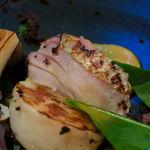 ラ・ボンヌターブル - 鯖の炙り、玉味噌と春菊のソース、焼きカブ、焼きマコモ茸、煎りマッシュルーム、からし葉、オゼイユ