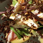 ラ・ボンヌターブル - 鯖の炙り、玉味噌と春菊のソース、焼きカブ、焼きマコモ茸、煎りマッシュルーム、からし葉、オゼイユ