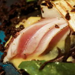 ラ・ボンヌターブル - 鯖の炙り、玉味噌と春菊のソース、焼きカブ、焼きマコモ茸、煎りマッシュルーム、からし葉、オゼイユ