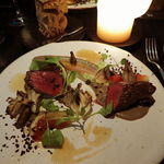 ラ・ボンヌターブル - 香ばしく焼いた十勝ハーブ牛、ごぼうとそのピュレ、焼き舞茸、イチジク、黒オリーブ、ルッコラ