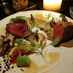 ラ・ボンヌターブル - 香ばしく焼いた十勝ハーブ牛、ごぼうとそのピュレ、焼き舞茸、イチジク、黒オリーブ、ルッコラ