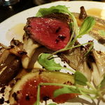 ラ・ボンヌターブル - 香ばしく焼いた十勝ハーブ牛、ごぼうとそのピュレ、焼き舞茸、イチジク、黒オリーブ、ルッコラ