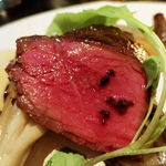 ラ・ボンヌターブル - 香ばしく焼いた十勝ハーブ牛、ごぼうとそのピュレ、焼き舞茸、イチジク、黒オリーブ、ルッコラ