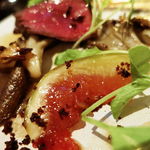 ラ・ボンヌターブル - 香ばしく焼いた十勝ハーブ牛、ごぼうとそのピュレ、焼き舞茸、イチジク、黒オリーブ、ルッコラ