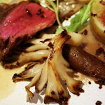 ラ・ボンヌターブル - 香ばしく焼いた十勝ハーブ牛、ごぼうとそのピュレ、焼き舞茸、イチジク、黒オリーブ、ルッコラ