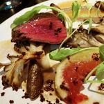 ラ・ボンヌターブル - 香ばしく焼いた十勝ハーブ牛、ごぼうとそのピュレ、焼き舞茸、イチジク、黒オリーブ、ルッコラ