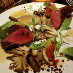 ラ・ボンヌターブル - 香ばしく焼いた十勝ハーブ牛、ごぼうとそのピュレ、焼き舞茸、イチジク、黒オリーブ、ルッコラ