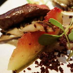 ラ・ボンヌターブル - 香ばしく焼いた十勝ハーブ牛、ごぼうとそのピュレ、焼き舞茸、イチジク、黒オリーブ、ルッコラ