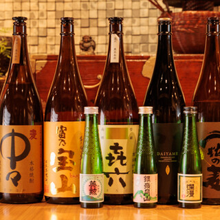 日本酒は飲み切りサイズで新鮮な味わい。料理に合う焼酎もあり