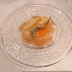 フランス料理 タンモア - ◎アミューズ：ワカサギのエスカベッシュ、ロワール産ホワイトアスパラ、ハマグリとトマトのジュレ
