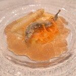フランス料理 タンモア - ◎アミューズ：ワカサギのエスカベッシュ、ロワール産ホワイトアスパラ、ハマグリとトマトのジュレ