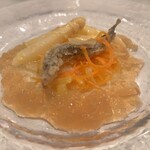 フランス料理 タンモア - ◎アミューズ：ワカサギのエスカベッシュ、ロワール産ホワイトアスパラ、ハマグリとトマトのジュレ