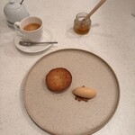 フランス料理 タンモア - ◎お茶菓子：焼きたてガトーナンテ、塩バターキャラメルのアイスとコーヒー
