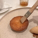 フランス料理 タンモア - ◎お茶菓子：焼きたてガトーナンテ、塩バターキャラメルのアイスとコーヒー