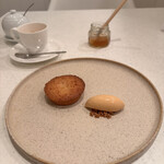 フランス料理 タンモア - ◎お茶菓子：焼きたてガトーナンテ、塩バターキャラメルのアイスとコーヒー