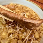 会津 - 肉そば@650円  見て見てこの分厚さ！しかもほろっほろに腰砕けになるまで炊かれているからそばを邪魔しない。好きです❤️