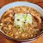 会津 - 肉そば@650円  なんと！分厚い豚ロース肉が1枚ドーンと横たわっている！しかもほろっほろになるまで炊かれて脂まで抜け切っている！だもんで天かすが嬉しい！肉が入ることでツユが甘めになってるのもイイ！