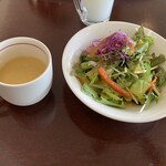 食事館八幡太郎 - セットのサラダと冷製スープ