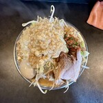 RAMEN HITONI YASASHIKU - 【国産豚ラーメンtp全マシ×ニラ辛sv味付玉子】