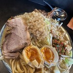 RAMEN HITONI YASASHIKU - 【国産豚ラーメン＝tp全マシ×ニラ辛sv味付玉子】