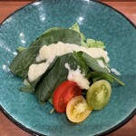 焼鳥 せきね - ほうれん草とルッコラ（とカラートマト）のサラダ