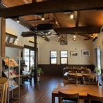 あげ丼CYAYA よし - 店内の様子（お店の奥側の座席から）