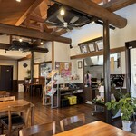 あげ丼CYAYA よし - 店内の様子（入り口側の座席から）