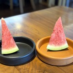 あげ丼CYAYA よし - サービスのスイカ♡ありがとうございます♪(*´▽`人)