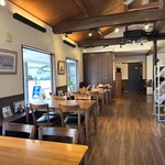 あげ丼CYAYA よし - 店内の様子（入り口側から）