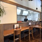 あげ丼CYAYA よし - カウンターも座席の間隔は広々♪