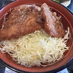 あげ丼CYAYA よし - 中にはキャベツ、ご飯もたくさん♪