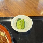 あげ丼CYAYA よし - きゅうりのお漬物（ちょうど良い塩加減）