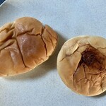 喜福堂 - 左がクリームパン、右がチーズパン（持ち帰り途中で潰れてしまいました）