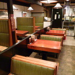 お多幸 - カウンター席と、テーブル席が有ります♪