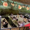貴船喜らく - 川床だぁ、既視感のある光景...黒く見えるのは川面です