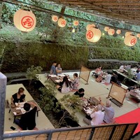 貴船喜らく - 川床だぁ、既視感のある光景...黒く見えるのは川面です