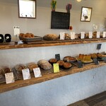 天然こうぼぱん とことこ - 店内のパン達を一望(´⊙ω⊙`)