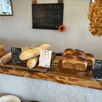 天然こうぼぱん とことこ - マイケル・上段は、大きなパン達のスペース(^o^)